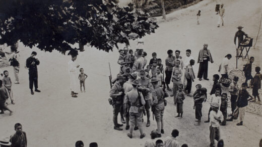 【jpg清晰版】1925年上海华兴路电车车库附近人群围观六名美国驻上海志愿队成员.jpg