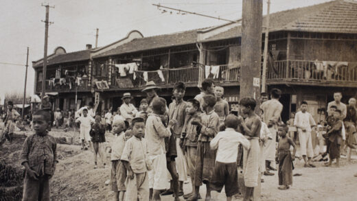 【jpg清晰版】1925年上海华兴路电车车库附近的儿童和男人们.jpg