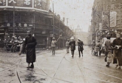 【jpg清晰版】1925年上海南京路与湖北路交叉口人群穿行其间上海消防队队员、锡克教上海公共租界巡捕及上海志愿团成员在此处严密值守.jpg