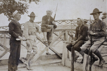 【jpg清晰版】1925年上海江西路桥的美国水兵与美国公司上海万国商团.jpg