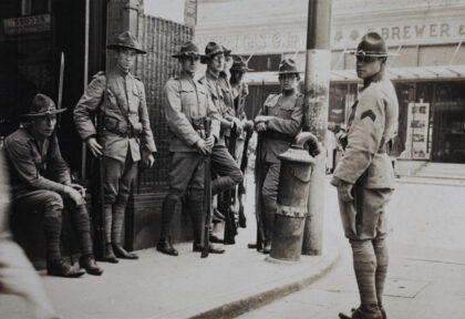 【jpg清晰版】1925年上海美国公司义勇团成员持枪执勤.jpg