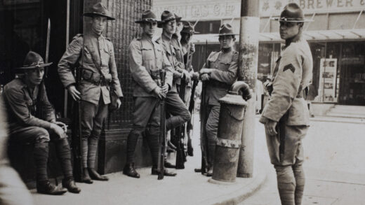 【jpg清晰版】1925年上海美国公司义勇团成员持枪执勤.jpg