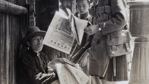 【jpg清晰版】1925年上海苏格兰公司svc成员与一名报贩及其他顾客.jpg