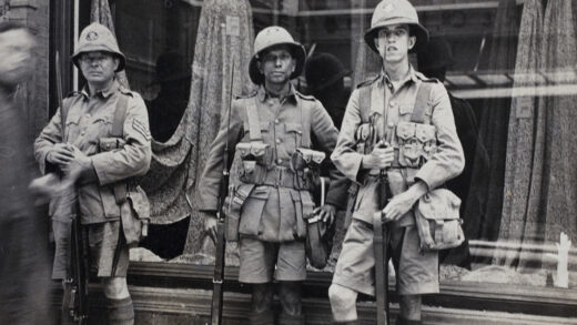 【jpg清晰版】1925年上海英国b公司上海义勇队持枪在一家商店橱窗前警戒.jpg
