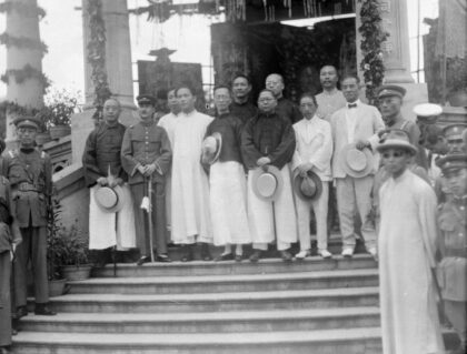 【jpg清晰版】1925年孙科、汪精卫和廖仲恺等人在孙中山纪念活动上的合影.jpg
