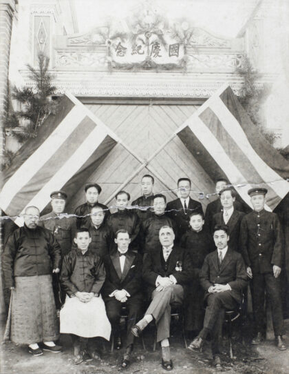 【jpg清晰版】1925年瑷珲海关总部工作人员.jpg