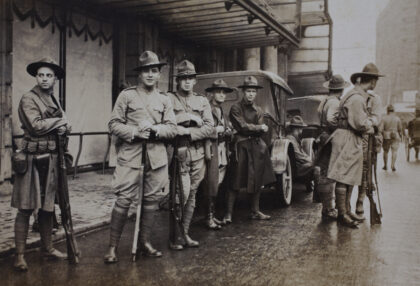 【jpg清晰版】1925年美国公司上海义勇团队员持枪在永安百货外执行警戒任务.jpg