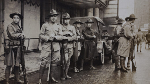 【jpg清晰版】1925年美国公司上海义勇团队员持枪在永安百货外执行警戒任务.jpg