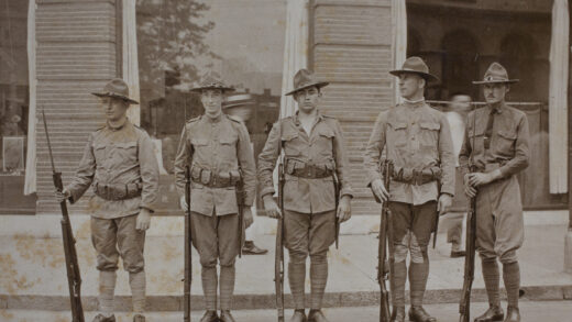 【jpg清晰版】1925年美国公司上海义勇团队员持枪在苏州路执勤.jpg