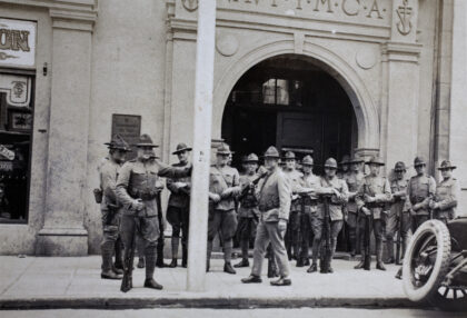 【jpg清晰版】1925年美国公司上海义勇队成员在海军青年会入口外的合影.jpg