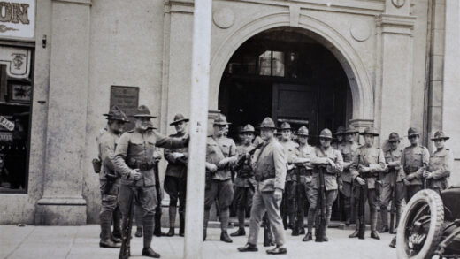 【jpg清晰版】1925年美国公司上海义勇队成员在海军青年会入口外的合影.jpg