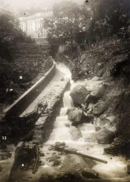 【jpg清晰版】1926年7月19日暴雨对香港旭龢道上方排水渠造成的损毁.jpg