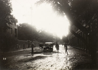 【jpg清晰版】1926年7月19日暴雨导致洪水香港中环皇后大道.jpg