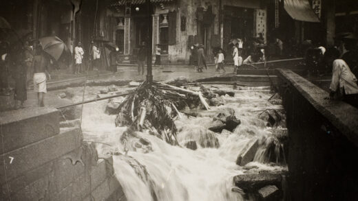 【jpg清晰版】1926年7月19日暴雨导致香港湾仔石砌排水渠泛滥.jpg