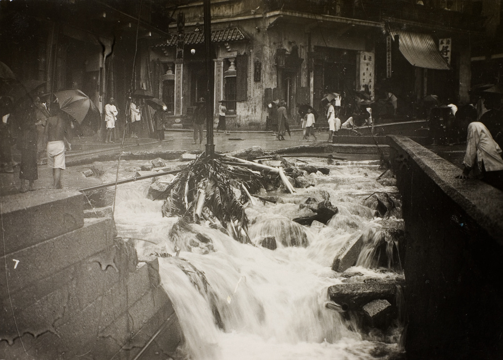 【JPG清晰版】年月日暴雨导致香港湾仔石砌排水渠泛滥