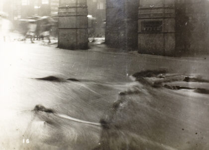 【jpg清晰版】1926年7月19日暴雨引发的洪水香港毕打街.jpg