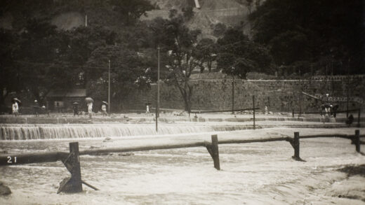 【jpg清晰版】1926年7月19日暴雨引发的洪水香港黄泥涌峡.jpg