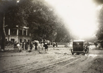 【jpg清晰版】1926年7月19日暴雨造成的损害香港中环皇后大道.jpg