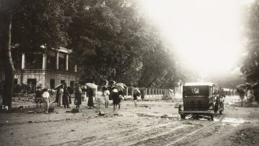 【jpg清晰版】1926年7月19日暴雨造成的损害香港中环皇后大道.jpg