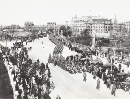【jpg清晰版】1927年2月占西旅（上海防卫部队）行军经过上海外白渡桥.jpg