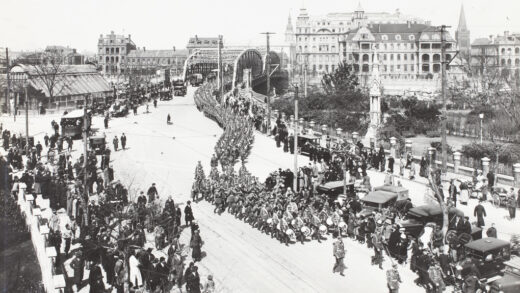 【jpg清晰版】1927年2月占西旅（上海防卫部队）行军经过上海外白渡桥.jpg