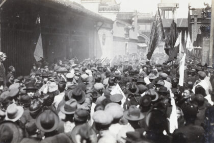 【jpg清晰版】1927年3月27日上海闸北湖州会馆外工人纠察队游行.jpg
