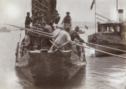 【jpg清晰版】1927年上海外滩撤离者乘船离岸.jpg