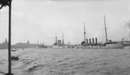 【jpg清晰版】1929年日本和美国巡洋舰在上海.jpg