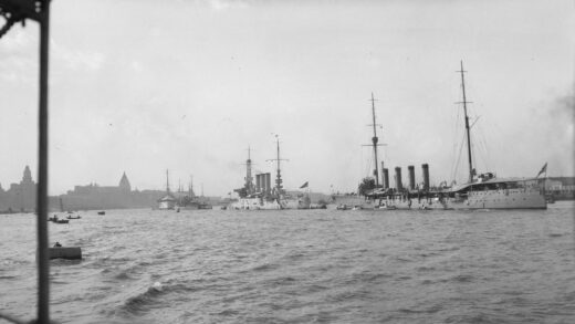 【jpg清晰版】1929年日本和美国巡洋舰在上海.jpg