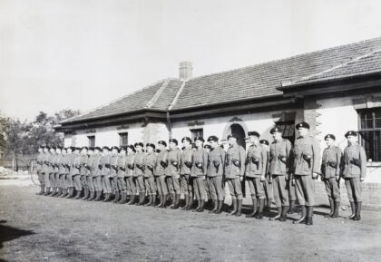 【jpg清晰版】1931年上海义勇队训练营阅兵式上的装甲汽车连.jpg