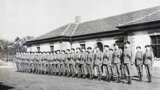 【jpg清晰版】1931年上海义勇队训练营阅兵式上的装甲汽车连.jpg