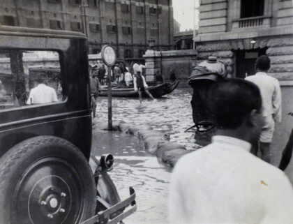 【jpg清晰版】1931年洪水期间的汽车、船只、沙袋和人力车汉口武汉.jpg