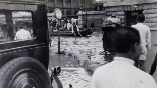 【jpg清晰版】1931年洪水期间的汽车、船只、沙袋和人力车汉口武汉.jpg