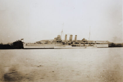【jpg清晰版】1932年上海hms萨福克号与一艘驱逐舰.jpg