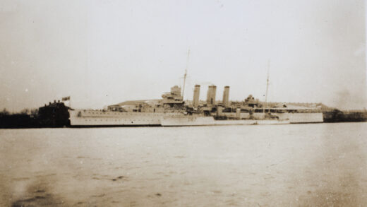 【jpg清晰版】1932年上海hms萨福克号与一艘驱逐舰.jpg