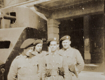 【jpg清晰版】1932年上海万国商团装甲车公司的n·j·帕尔默、戴维先生、杰克·埃夫格雷夫和杰克·戈德曼.jpg