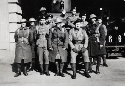 【jpg清晰版】1932年上海万国商团装甲车公司英籍士兵.jpg