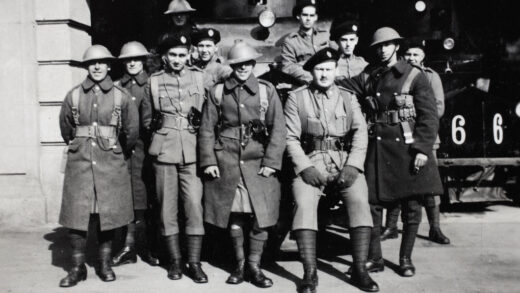 【jpg清晰版】1932年上海万国商团装甲车公司英籍士兵.jpg