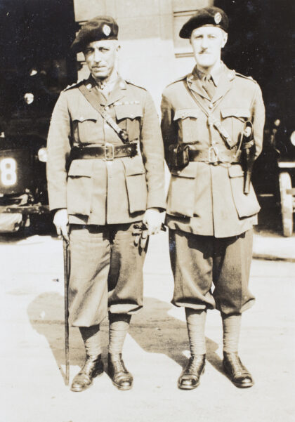【jpg清晰版】1932年上海万国商团装甲车连罗奇上尉与桑普森中尉.jpg