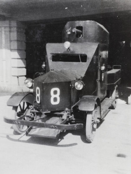 【jpg清晰版】1932年上海上海万国商团装甲车8号.jpg