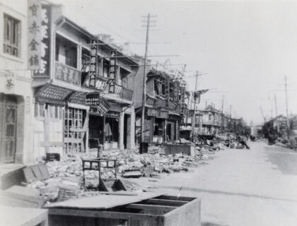 【jpg清晰版】1932年上海战损店铺前的废墟.jpg