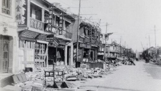 【jpg清晰版】1932年上海战损店铺前的废墟.jpg