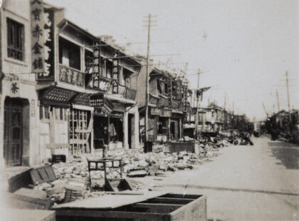【jpg清晰版】1932年上海战损店铺前的废墟.jpg