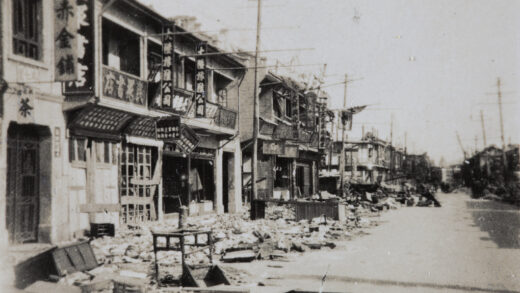【jpg清晰版】1932年上海战损店铺前的废墟.jpg