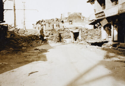 【jpg清晰版】1932年上海沙袋街垒.jpg