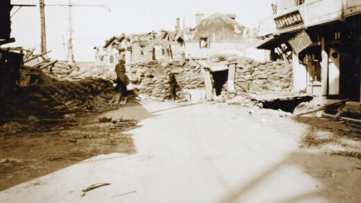 【jpg清晰版】1932年上海沙袋街垒.jpg