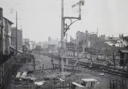 【jpg清晰版】1932年上海闸北受损的铁路轨道.jpg