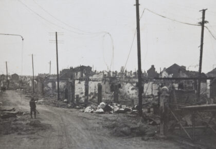 【jpg清晰版】1932年上海闸北士兵行走在战损建筑的街道上.jpg