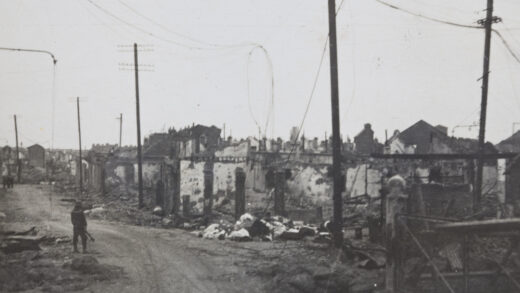 【jpg清晰版】1932年上海闸北士兵行走在战损建筑的街道上.jpg