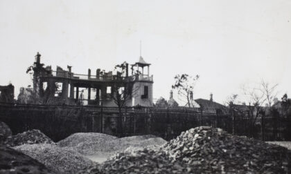 【jpg清晰版】1932年上海闸北损毁的建筑物与成堆的瓦砾.jpg
